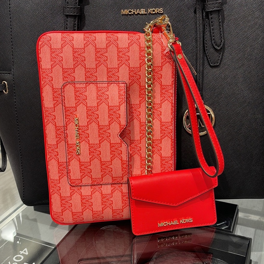 MICHAEL KORS JET SET ITEM LG 2 in 1 CARD CASE & WRISTLET
Dark Sangria
NWT